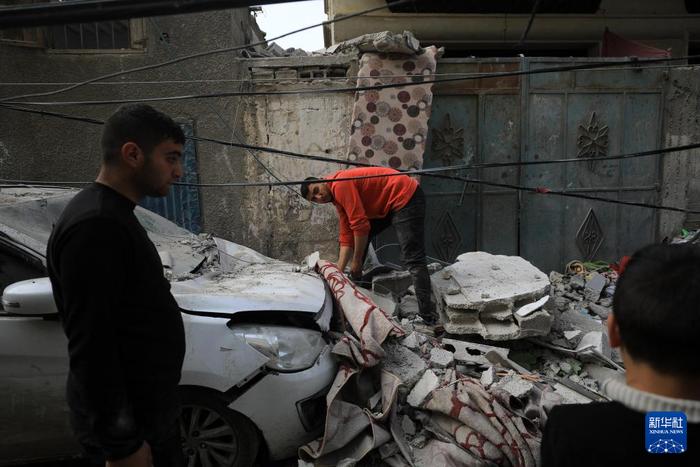   2月9日，在加沙地带南部城市拉法，人们查看以军空袭后的受损情况。新华社发（亚西尔·库迪摄）