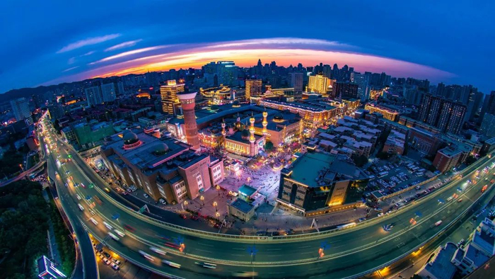 新疆国际大巴扎夜市。新疆雅辞文化 供图