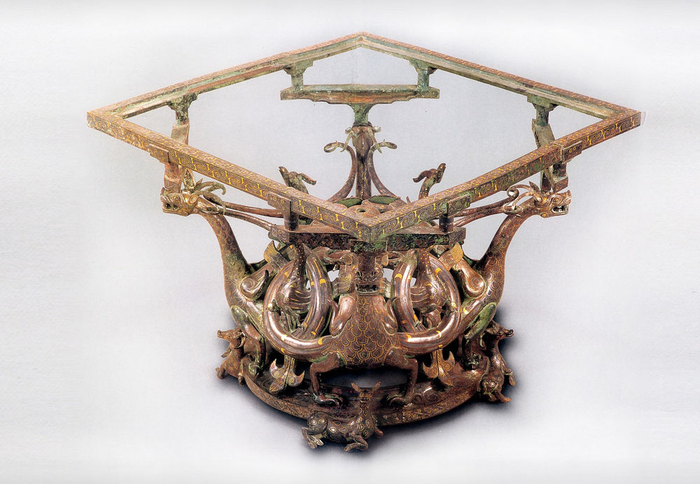   错金银四龙四凤铜方案（河北博物院供图）