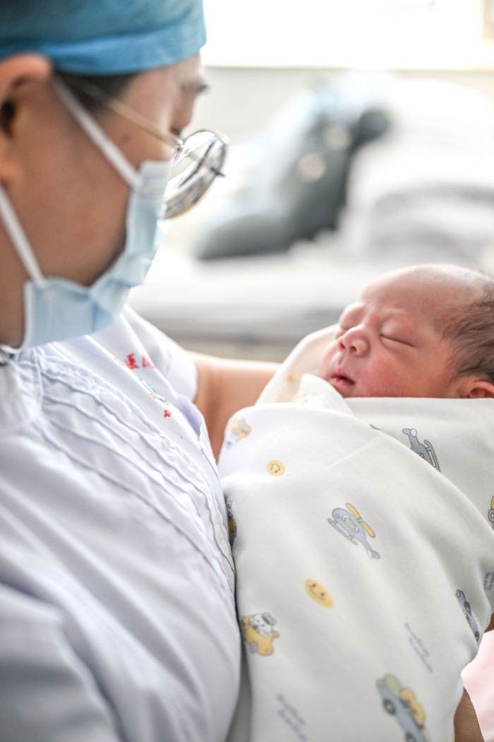 　　2月10日，在内蒙古乌兰察布市第三医院，医护人员抱着一名刚出生的“龙宝宝”。新华社记者 连振 摄