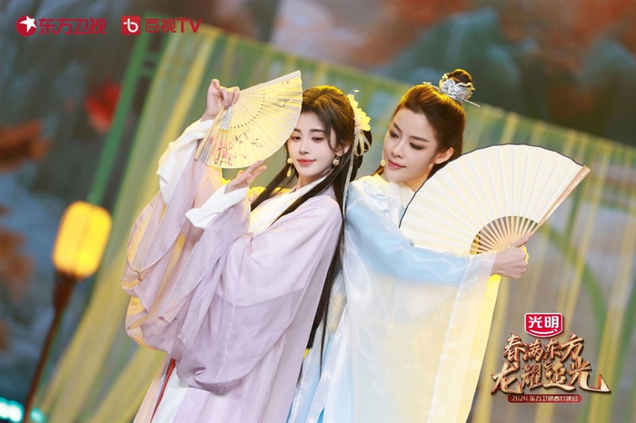 鞠婧祎与陈丽君合作《游山恋》