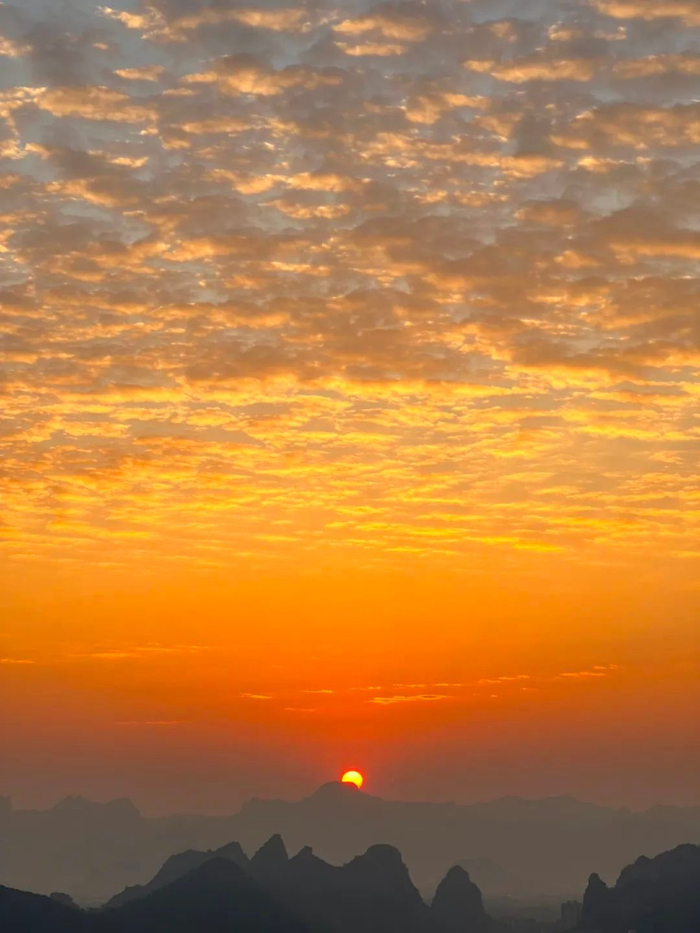 在马鞍山山顶上拍到的大年初一日出。记者 何俊涛 摄