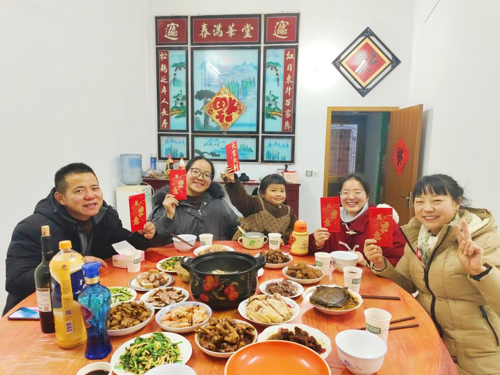 2024年2月9日，在安徽省滁州市来安县独山镇裴集村，一户居民在吃年夜饭。新华社发（陈家乐摄）