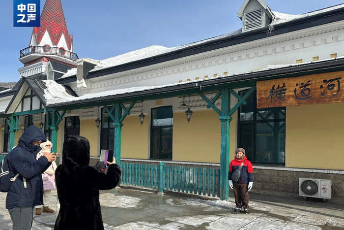 △走下列车，还未出站，游客们已经开始“打卡”。（记者韩雪莹 摄）