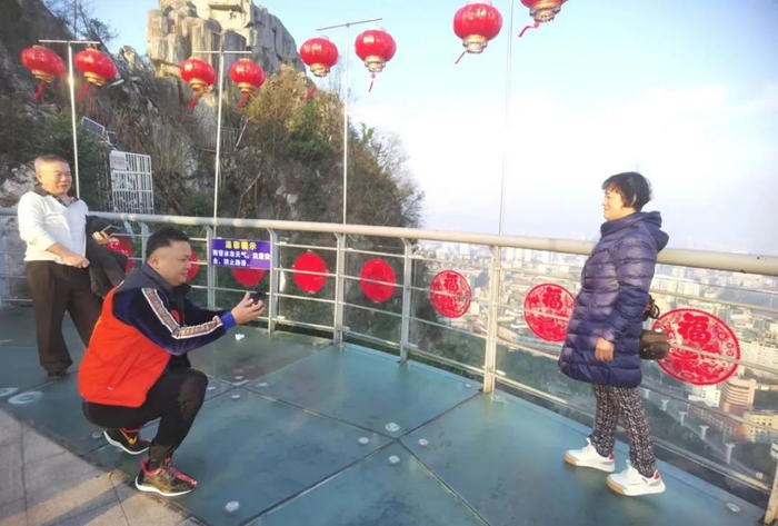 游人在拍照。记者 黎静 摄