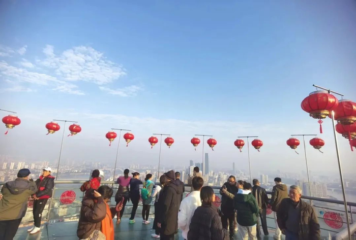 马鞍山观光台，不少游人在拍照。记者 黎静 摄