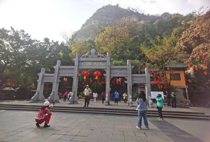 大年初一爬马鞍山，成为不少柳州人的习惯。记者 黎静 摄