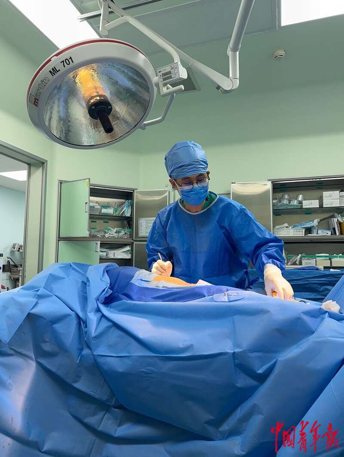 2月7日凌晨1点，韩金宝正在给一位患儿做手术。受访者供图