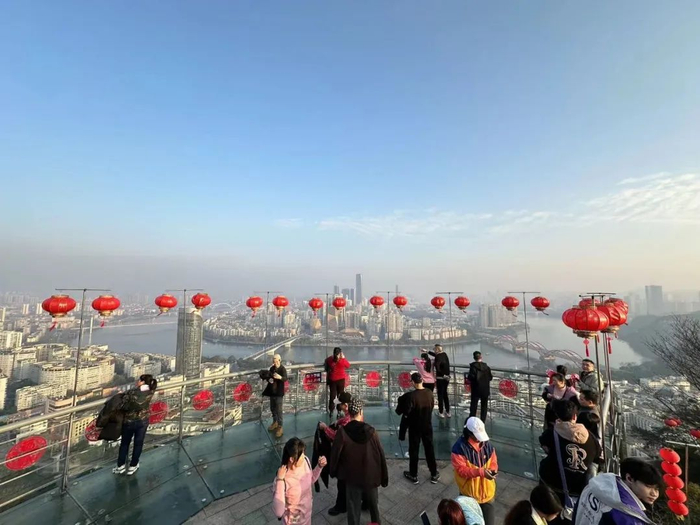 上午8时，许多市民登上马鞍山，迎接农历新年的到来。实习记者 何俊涛 摄