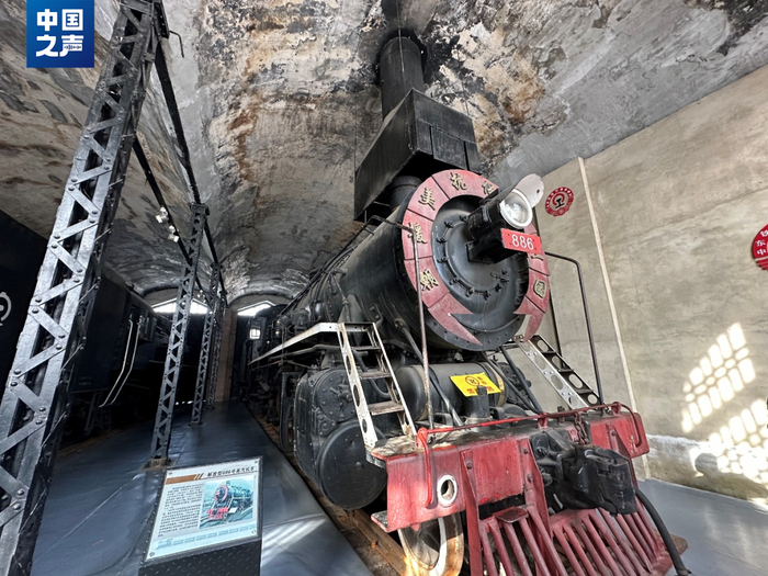 △如今的机车库是一个免费对外开放的博物馆，陈列了各种样式的蒸汽机车。（记者韩雪莹 摄）