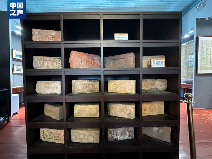 △圣母进堂教堂内陈列着中东铁路时期的文物（记者韩雪莹 摄）