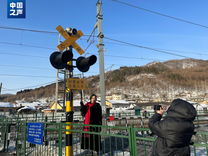 △铁道口——民间摄影高手必去的网红打卡地（记者韩雪莹 摄）