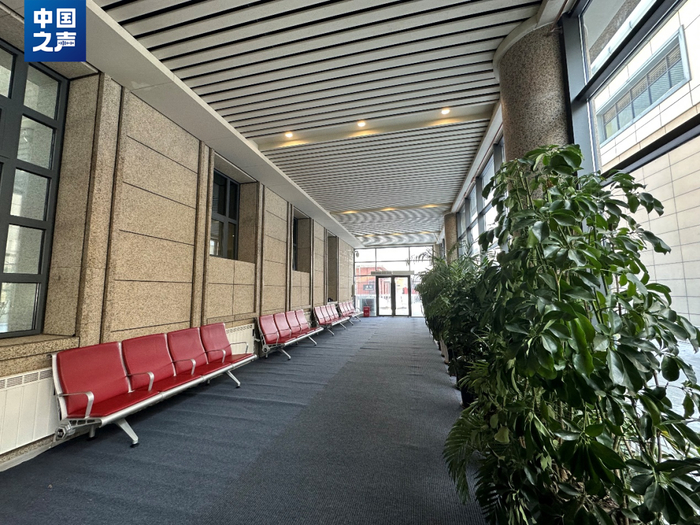 △为应对客流量激增临时增设的室外暖房（记者韩雪莹 摄）