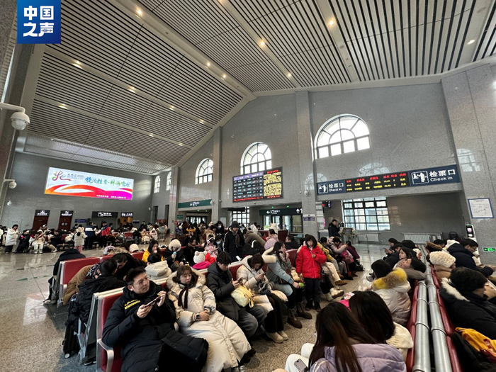 △游客把最后的横道记忆留在车站（记者韩雪莹 摄）