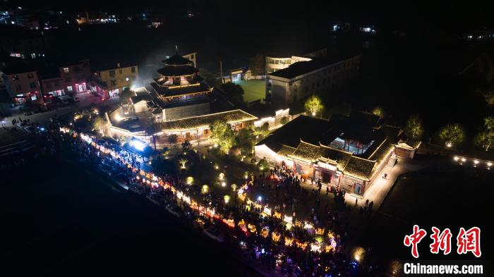 龙灯穿行在璧洲村里的大街小巷、田间地头，整个队伍长达200多米。连城县融媒体中心供图