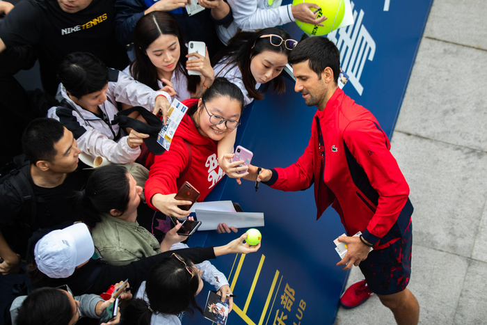 参加2019年上海网球大师赛的德约科维奇人气火爆 图据IC photo