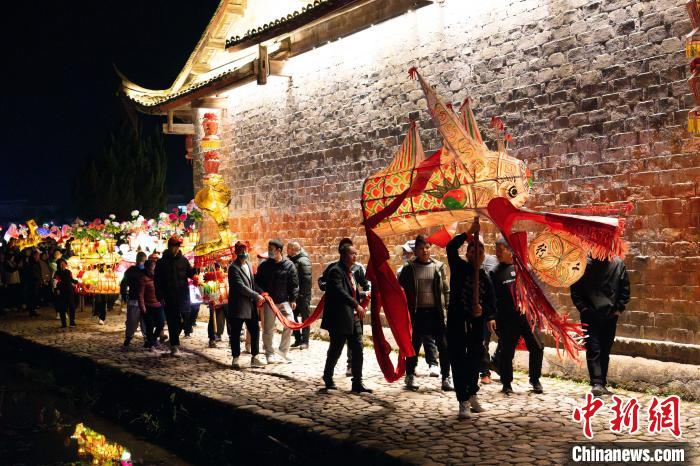 图为璧洲古村游龙灯闹新春。连城县融媒体中心供图