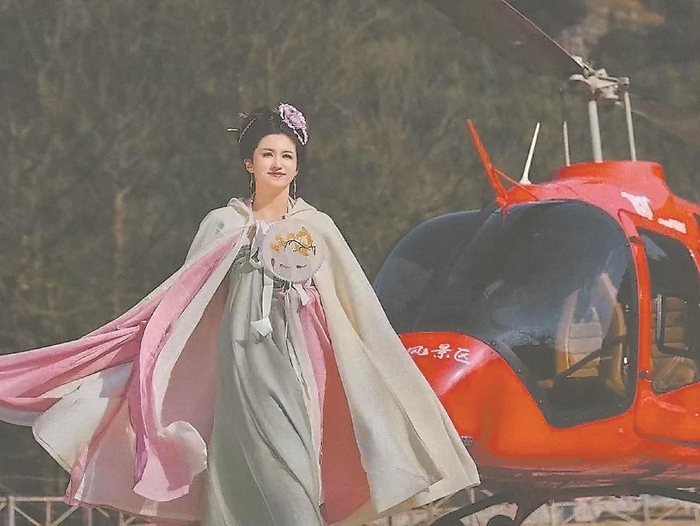 月亮湾的直升机营地也准备了诸多新春“泾喜”。 本报通讯员 翟雨婷 摄