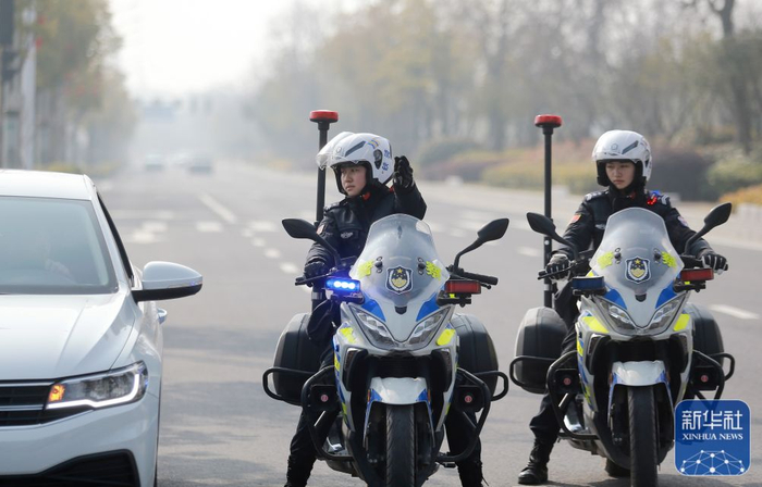 2月9日，江苏省扬州市生态科技新城公安铁骑队女子中队的队员在路上巡逻。新华社发（孟德龙 摄）