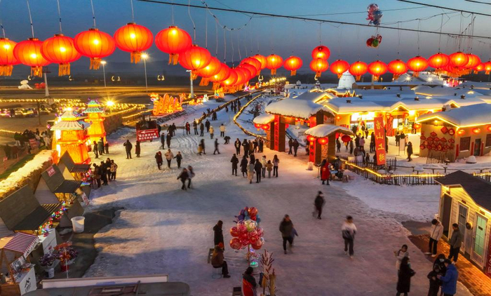 2024年2月7日，游客在河北省遵化市一雪乡景区游玩（无人机照片）。新华社发（刘满仓摄）