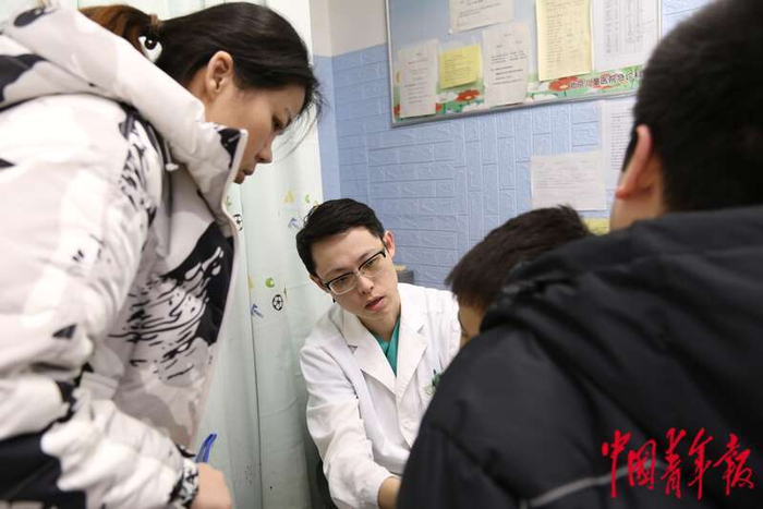 2月4日凌晨1点，北京儿童医院急诊外科的医生正在接诊一位患儿。中青报•中青网记者 刘昶荣/摄