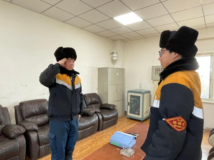 作为一名列车连结员,沈岩松很自豪.