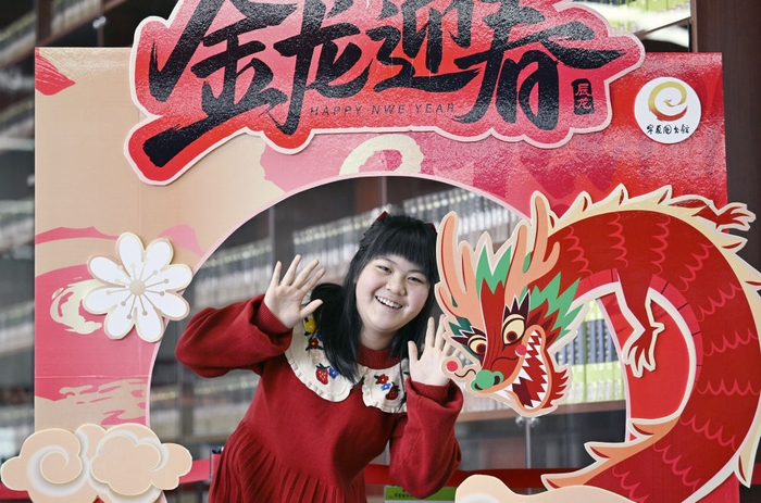 　　2月10日，在位于宁夏银川市的宁夏图书馆，12岁的“龙宝宝”王奕涵在龙年装饰处留影。新华社记者 王鹏 摄