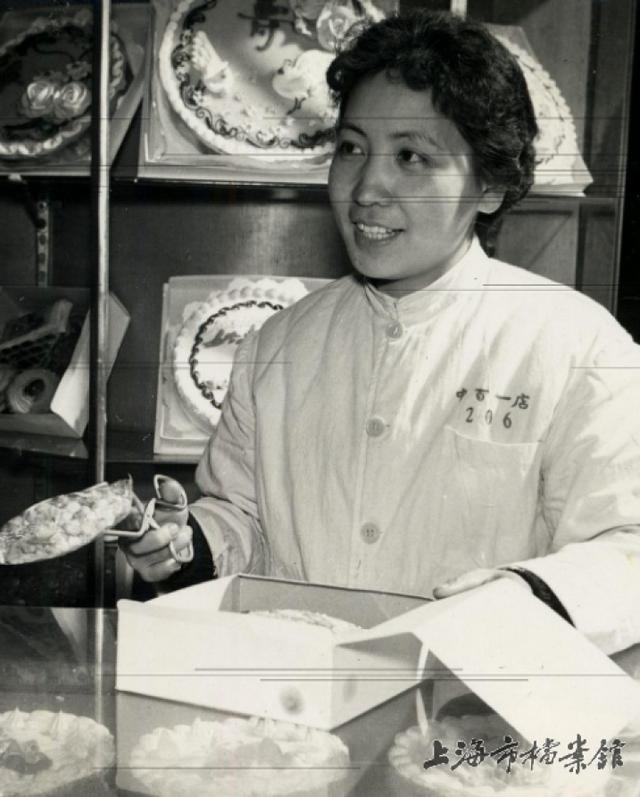 奶油裱花蛋糕曾是当年新春走亲眷的首选礼物。图为1960年代上海第一百货商店糕点柜台（上海市档案馆藏）