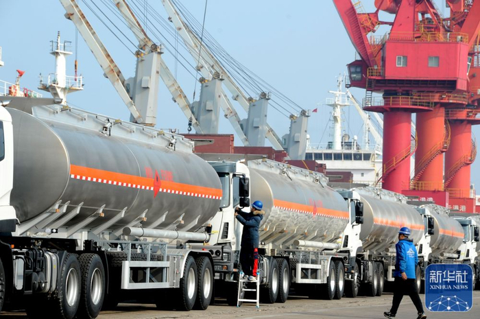 2月9日，工人在江苏连云港港东方港务分公司码头忙碌。新华社发（王春 摄）