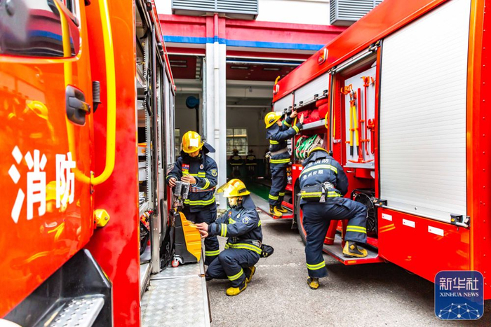 2月9日，消防救援人员在贵州省安顺经济技术开发区消防救援大队检查装备。新华社发（陈熙 摄）