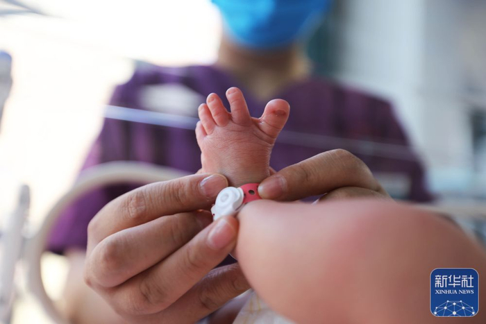 2月10日，护士在甘肃省定西市人民医院新生儿重症监护室护理新生儿。新华社发（王克贤 摄）