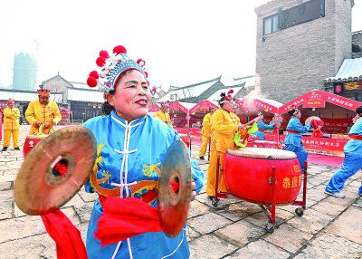 泰康锣鼓表演者正在表演。朱峰摄/光明图片