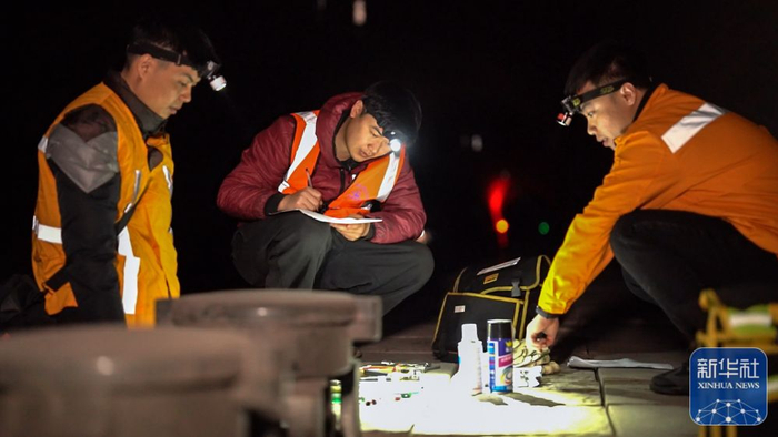 2月9日，在广西钦州港，钦州电务段工人对西部陆海新通道上的信号设备进行检修维护。新华社记者 张爱林 摄