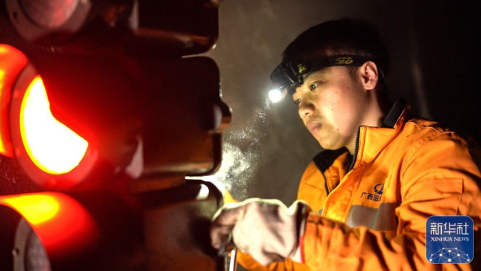 2月9日，在广西钦州港，钦州电务段工人在对西部陆海新通道上的信号设备进行检修维护。新华社记者 张爱林 摄