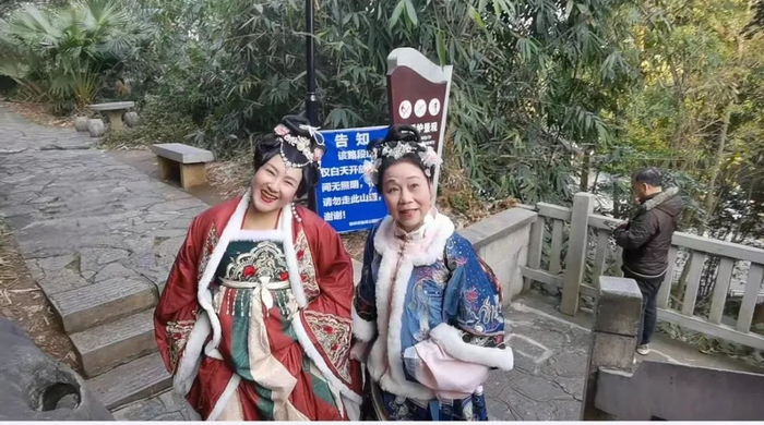 穿上汉服爬马鞍山的游人。记者 黎静 摄