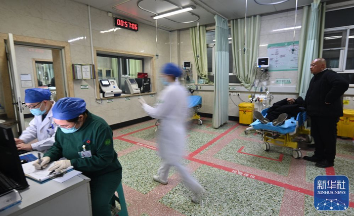 2月10日凌晨，山东省滕州市中心人民医院急诊科抢救室，医护人员在忙碌。新华社发（李志军 摄）