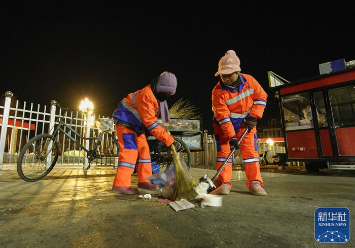 2月10日清晨，河北省遵化市的环卫工人在清扫市区街道。新华社发（刘满仓 摄）