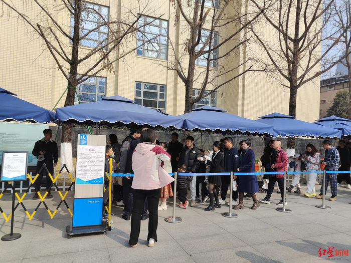 ▲四川科技馆入口处排队的游客