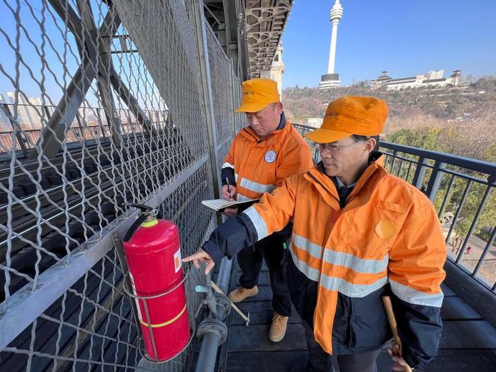 2月12日，武汉长江大桥桥梁车间员工陈卿明（左）、赵福武在武汉长江大桥上巡检。（朱丛蓓 摄）
