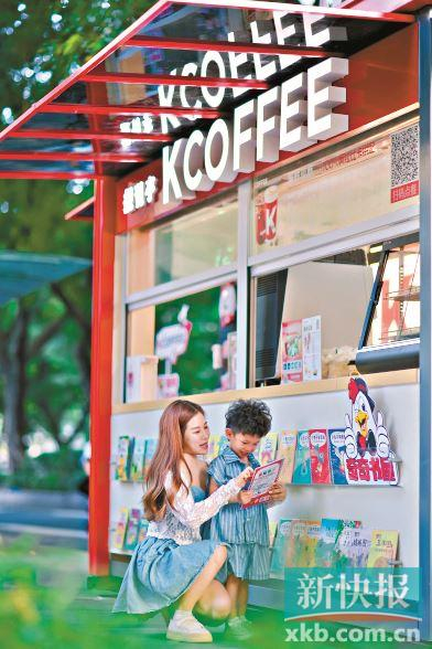 KCOFFEE报刊亭推出各类儿童读物供周边儿童阅读，吸引较多年轻客流。