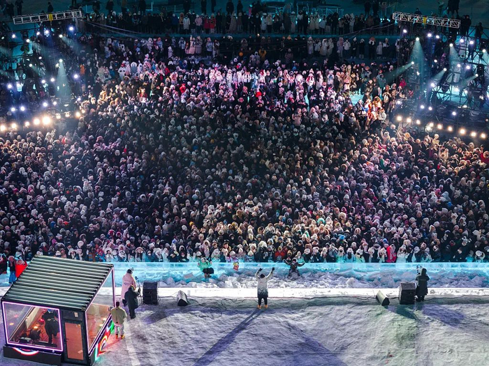 　冰雪大世界蹦迪的人山人海。图/视觉中国