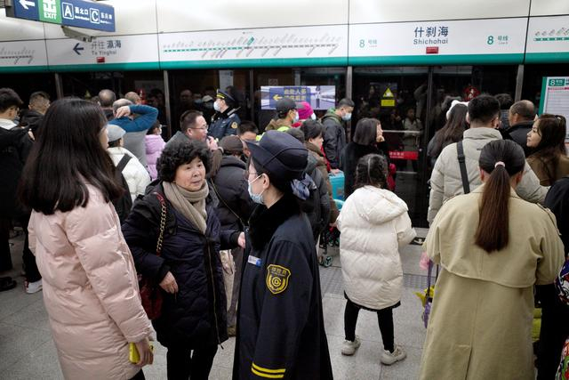 2月12日，北京地铁8号线什刹海站，站台上挤满了人，工作人员正在为前来咨询的乘客解答疑问。新京报记者 裴剑飞 摄