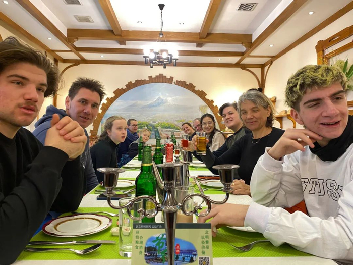 　带外国游客尝尝俄式西餐。图/受访者提供