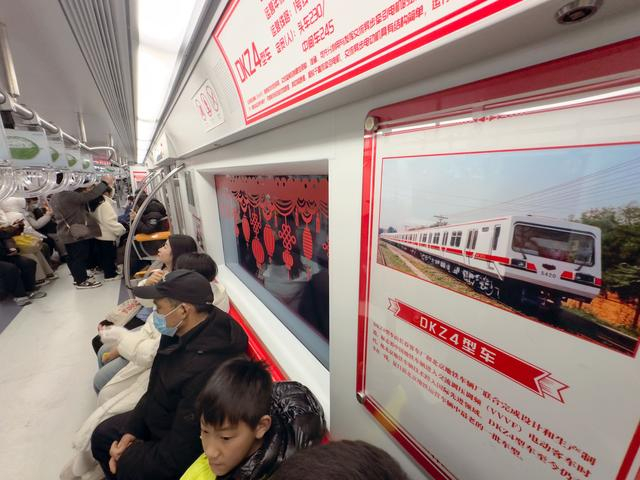 “时光列车”内有许多关于北京地铁历史文化的展示和介绍。新京报记者 裴剑飞 摄
