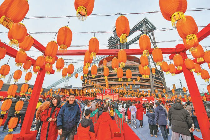 　　在首钢园三高炉南广场，首钢“集”祥——龙年古风游园会吸引不少市民游客。 本报记者 邓伟摄