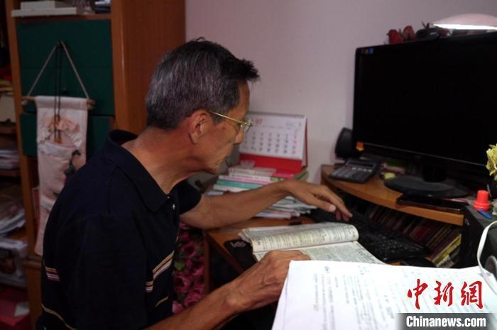 杨建仍然坚持每天花费两三个小时进行学习。梅镱泷 摄