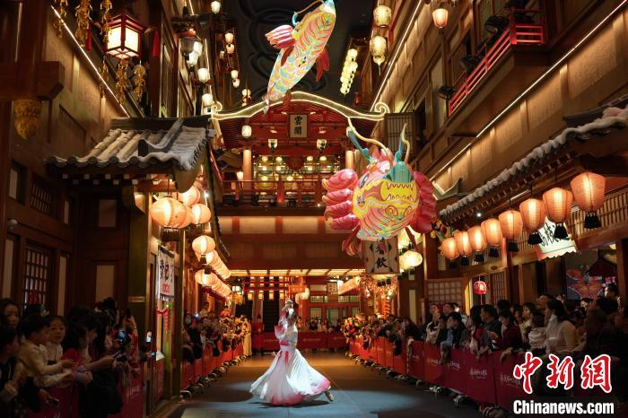 图为长安十二时辰主题街区内景。长安十二时辰主题街区供图