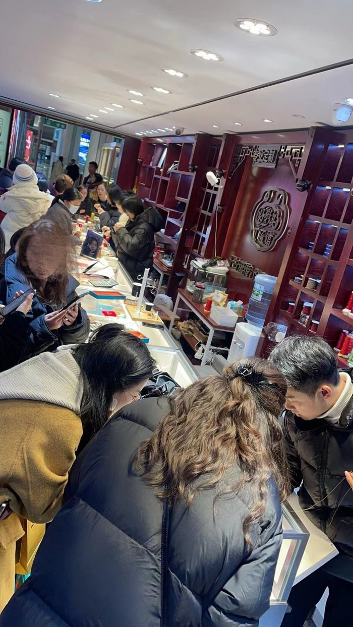 排队购金的消费者