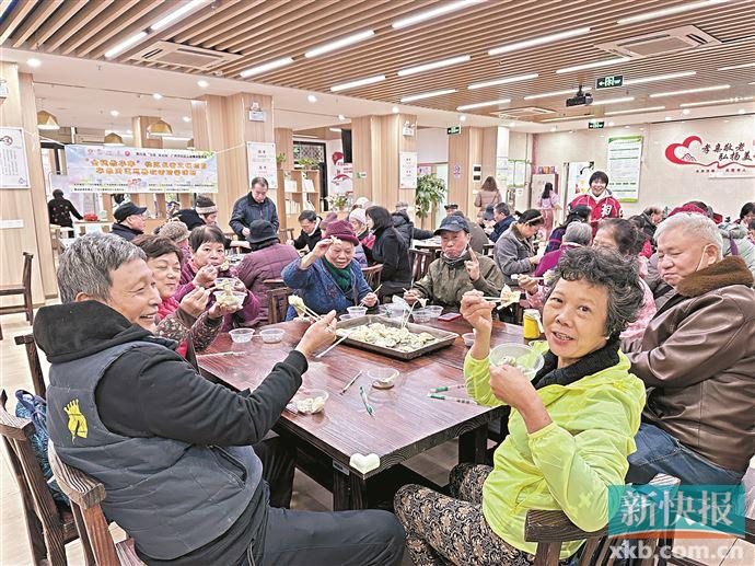 华乐街长者饭堂获得越秀区最具人气奖，日均就餐接待峰值达500人次。