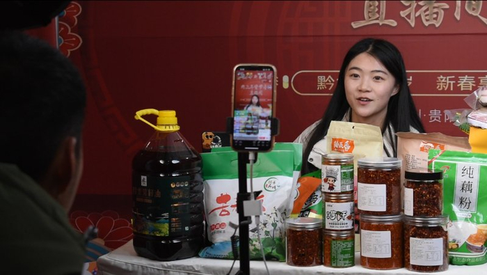 主播在年货节现场直播带货